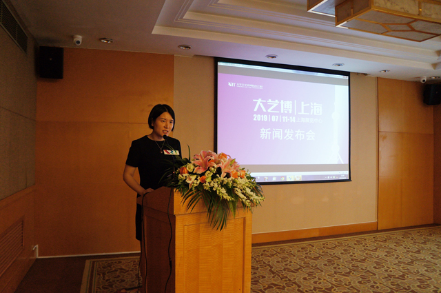 上海大艺博运营总监张晓毅宣布大艺博(上海)新闻发布会正式开始
