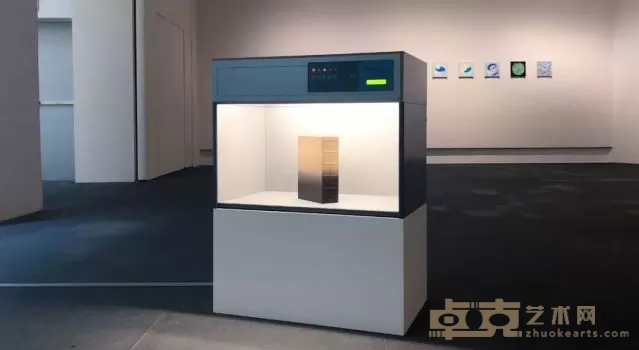 《炉火(系列：无系列作品)》 苏予昕 可变尺寸 2019年 装置, 数位印刷、喷漆、胶水、线、标准对色灯箱