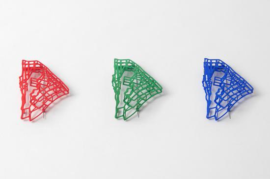 曼西亚， 胸针， 3D打印聚合物， 不锈钢， 98×69×23 mm 来自Einat Leader