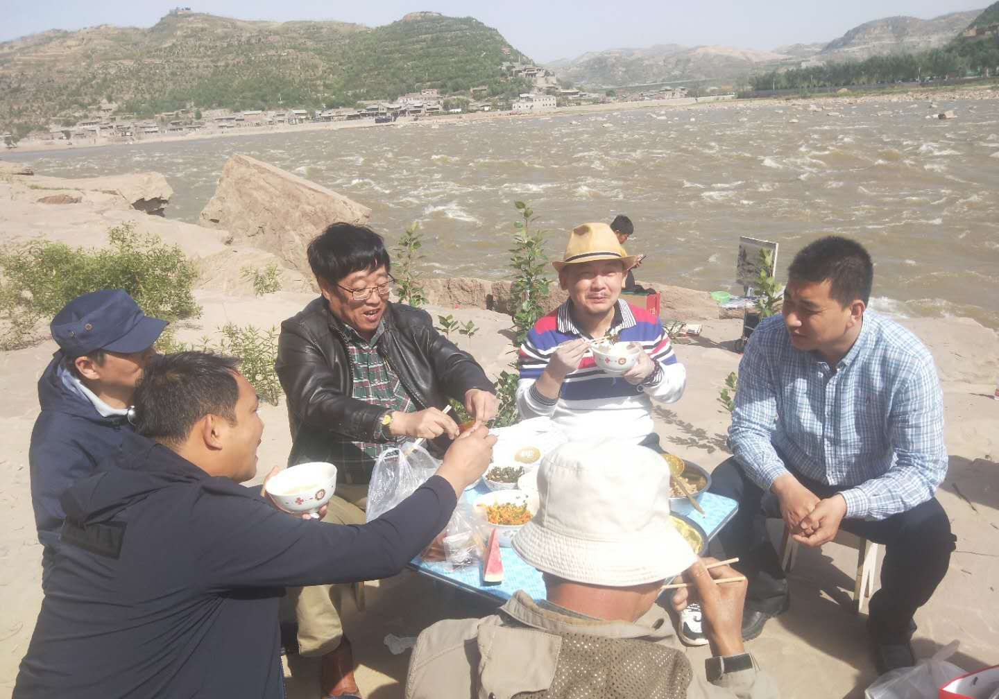 2019年5月陈可之院长和画家们在黄河滩上午餐