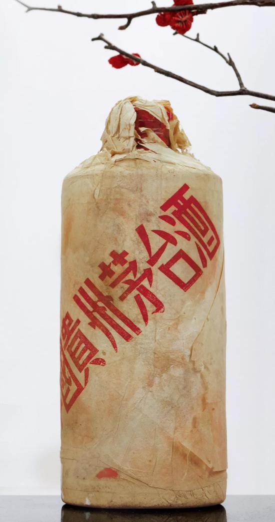 1964年贵州茅台酒（棉纸飞天牌/白瓷瓶）成交价：RMB 41.4万元