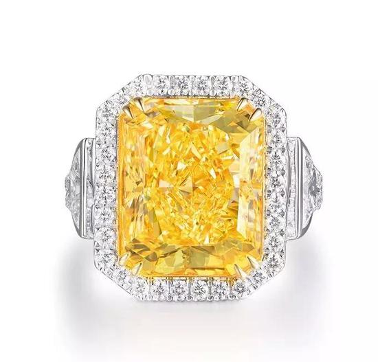 10.20克拉 矩形浓彩黄色钻石 配钻石戒指 成交价：RMB 218.5万元