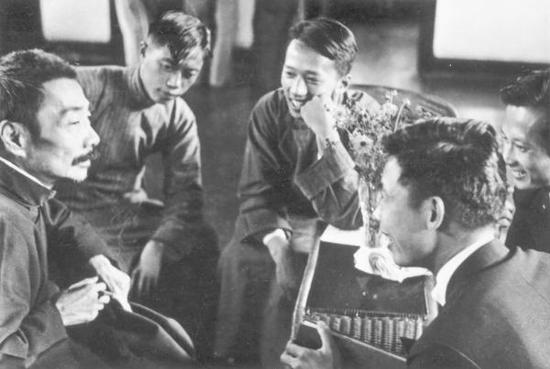 鲁迅与青年木刻家 沙飞摄 1936 喷墨打印