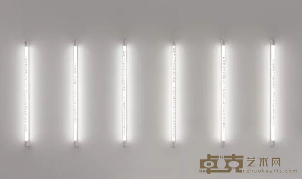 《未来症》 陈 丹笛子 尺寸可变（每件高：90cm） 2015年 灯管及刻字（6件）