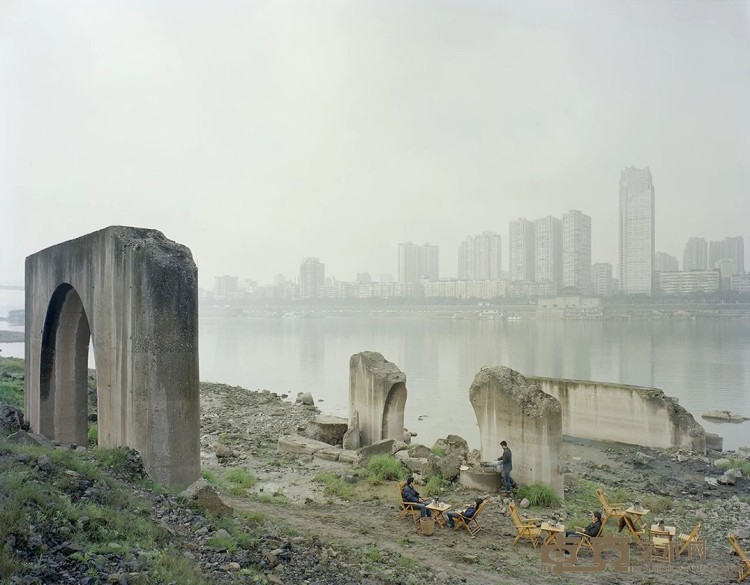 《在废弃的桥墩下》 张克纯 2011年