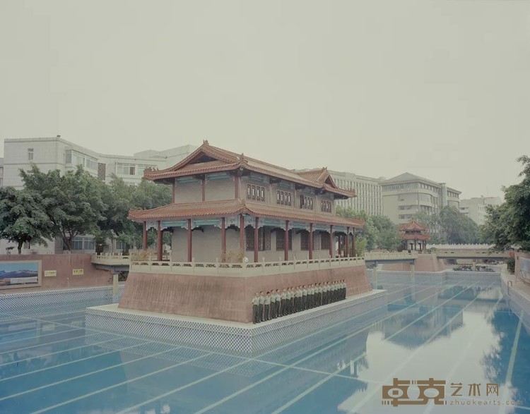 《在游泳池边集合的士兵》 张克纯 2014年