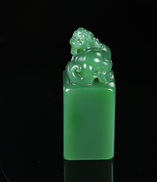 李一涛 碧玉汉兽印

　　6.6×2.6×2.6cm 104g