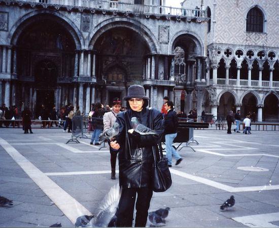  1993年，董蕾于意大利威尼斯圣保罗教堂前。