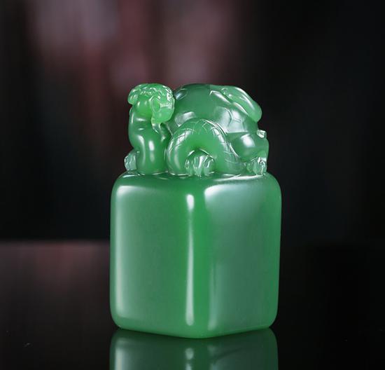 李一涛 碧玉玄武印

　　5.6×3.1×3.1cm 130g