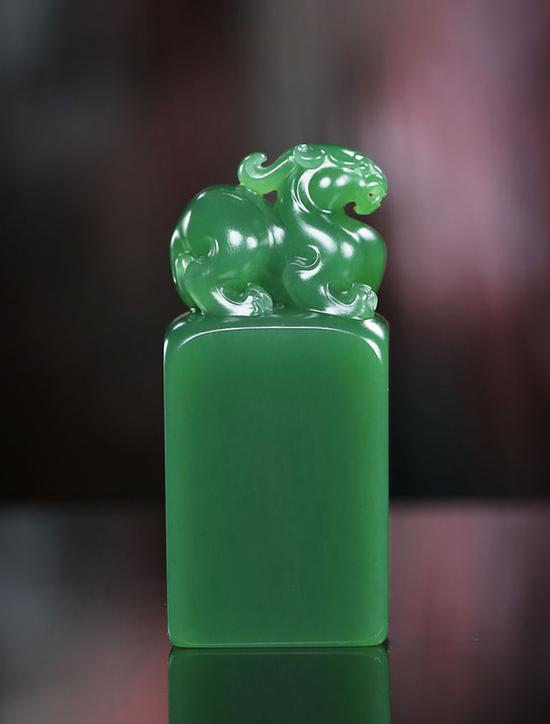 李一涛 碧玉辟邪印

　　5.7×2.5×2.2cm 78g
