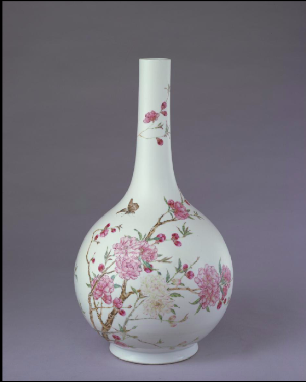 粉彩桃花纹直颈瓶，清雍正，高37.6厘米，口径4.1厘米，足径11.6厘米。故宫博物院藏。