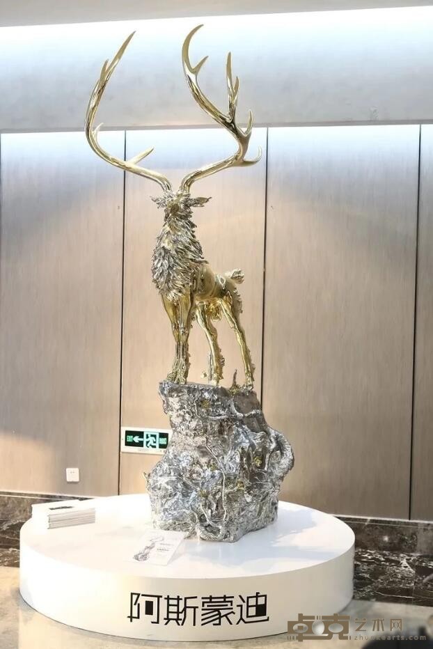 《玄鹿牧风云》 陈金庆 260x125x90cm 不锈钢·24K金