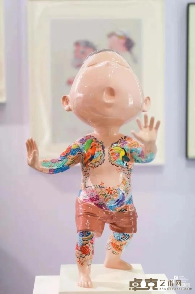 《纹身男孩》 吴琼 85x44x46cm 环保玻璃钢手绘油画雕塑
