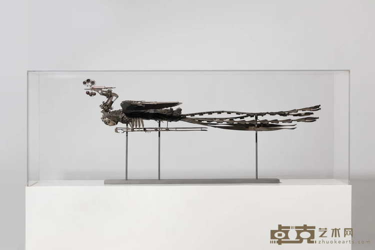 《铜凤凰-凤》 徐冰 142.9x36.8x38.1cm 2016年-至今 青铜雕塑 铜绿着色