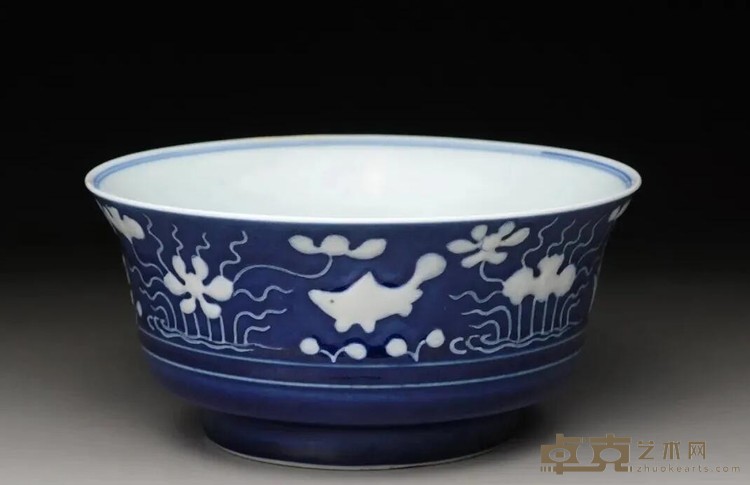 《景德镇窑霁蓝釉白花莲池鱼藻纹碗》 高8cm，口径17.2cm 清雍正