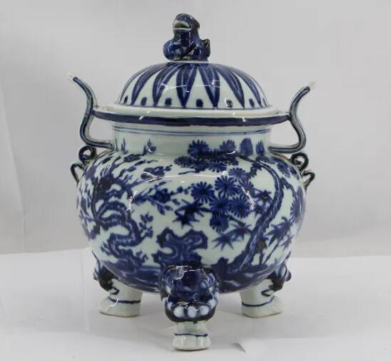 青花瓷器常见，但是这种青花仿古香炉却是极少见