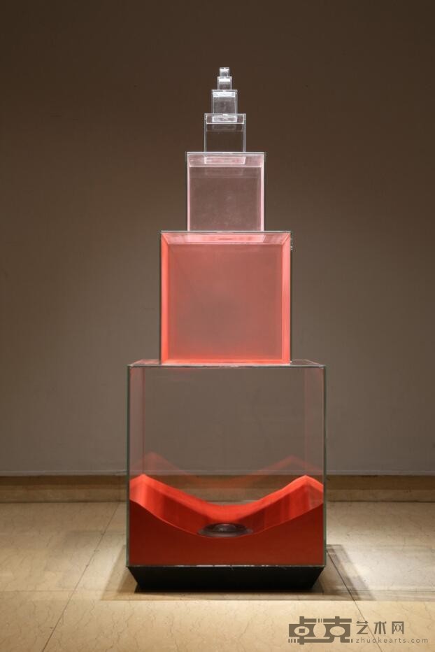 《红尘》 汤杰 92x92x252cm_6 2015年 沙子、透明玻璃盒、电子控制元件