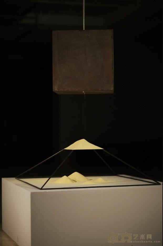 《塔尖的尘埃》 汤杰 90x90x120cm_6 2015年 沙、铁、电子元件