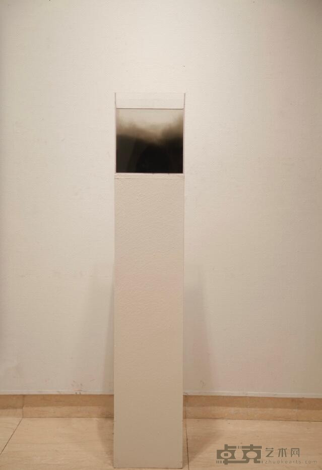 《如初》 汤杰 30x30x140cm_6 2014年 沙子、水、透明盒、电子控制元件
