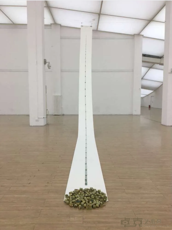 《一棵竹》 杨梓靖 1100x65cm，尺寸可变 2018年 版画装置 竹口和纸本