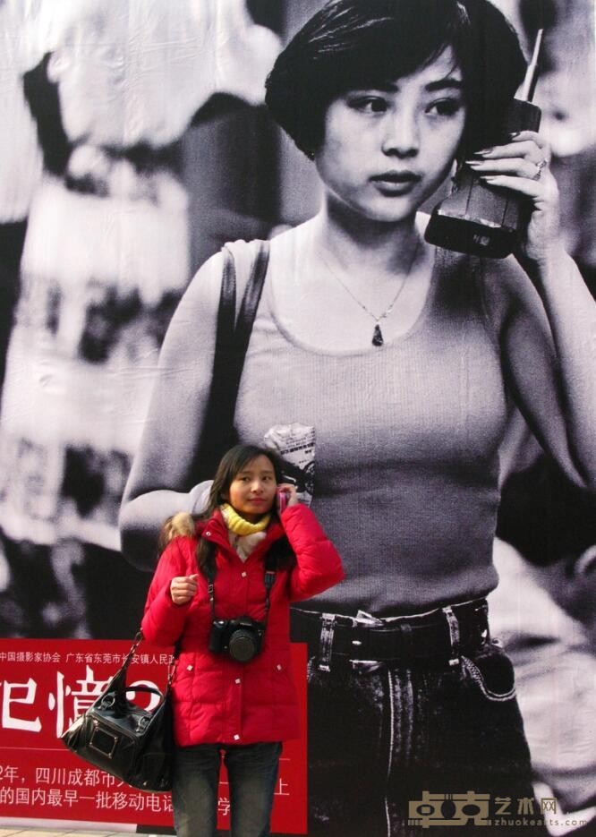 《两代手机女郎》 张洪波