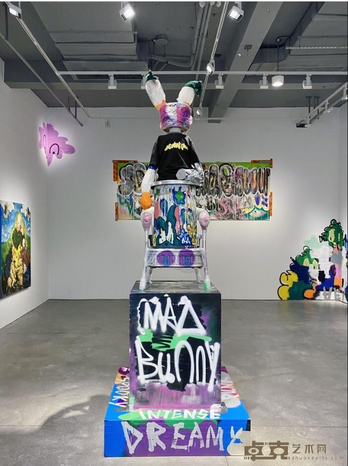 《疯了的兔子》 陈镒晗 340x120x120cm 2020年 综合材料