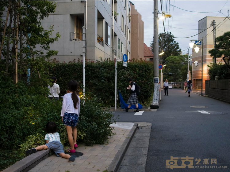 《傍晚的捉迷藏》 唐辰鑫 66x88cm 2019年 艺术微喷