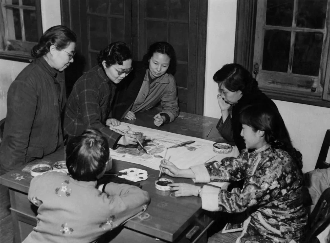 左起：李秋君（背坐者）、侯碧漪、吴青霞、陈佩秋、庞左玉、周鍊霞等一起合作作画