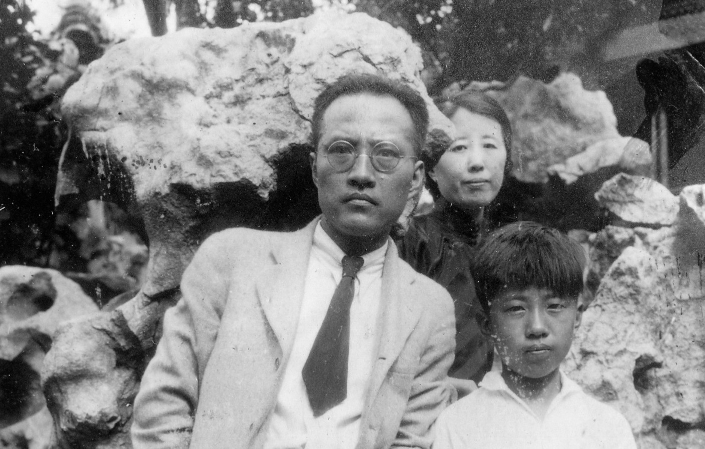 童寯夫妇携子童诗白在园林中