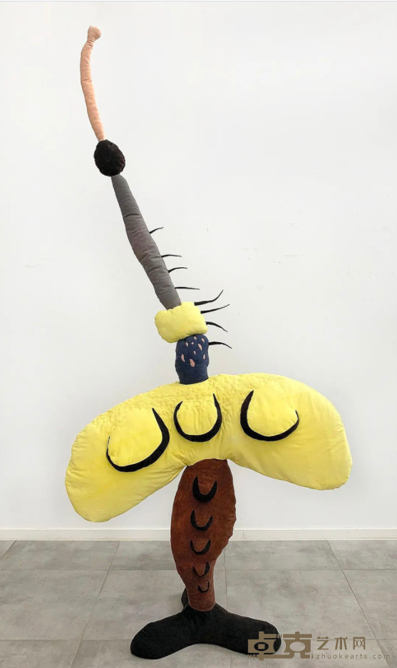 《我曾经以各种形态存在过 之这个主意真不错》 张天幕 258.5x114x50cm 2019年 棉布、棉线、填充棉、铁丝、发泡胶