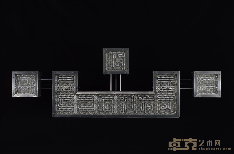 《字谜·心》 占研 186x63x17cm 铝合金、亚克力、皮尺等