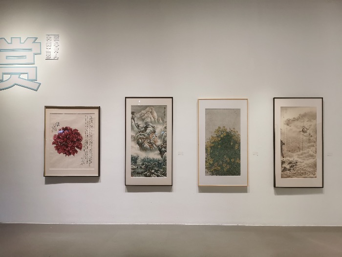 展览现场作品从左到右，依次为汤兆基、汤哲明、鲍莺、钱轶士
