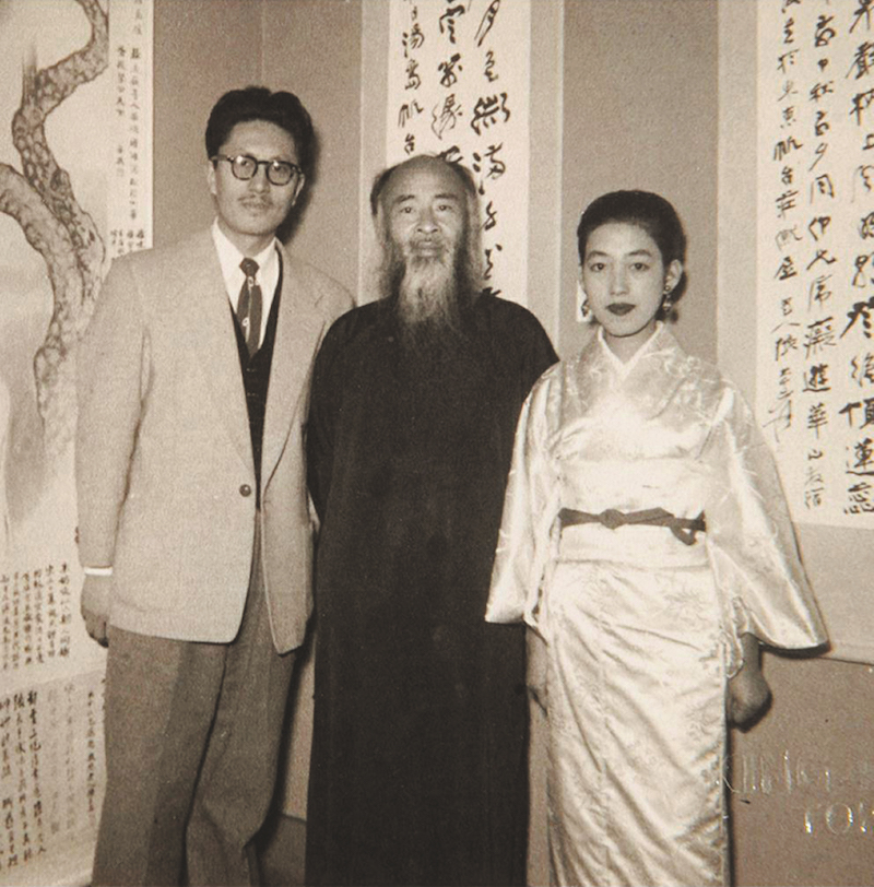 1955 年东京壶中居张大千画展。左一：王之一；左二：张大千；右一：山田喜美子
