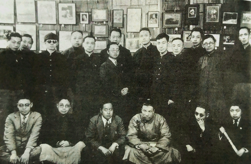 1928年，华社社友合影于时报馆三楼大照相室，前排左起：蔡孓庐、丁悚、祁佛青、黄振玉、左赓生、张光宇；后排左起：邵雨湘、邵卧云、周瘦鹃、张珍侯、张仲善、胡伯翔（戴眼镜者）黄伯惠、朱寿仁、郎静山、胡伯洲、佚名、陈万里、唐镜元