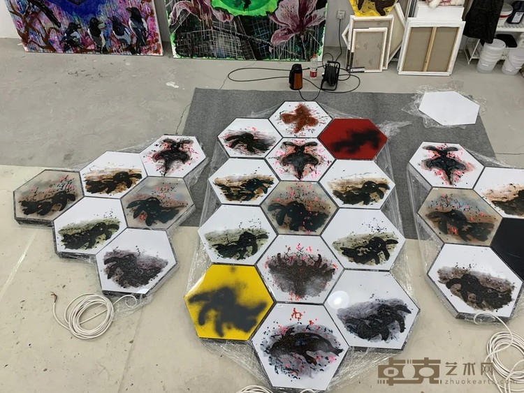《有菌观察室》 陈曦 300x500cm 2019年 绘画声光装置（亚克力板+LED灯线+绘画+音频+变频器）