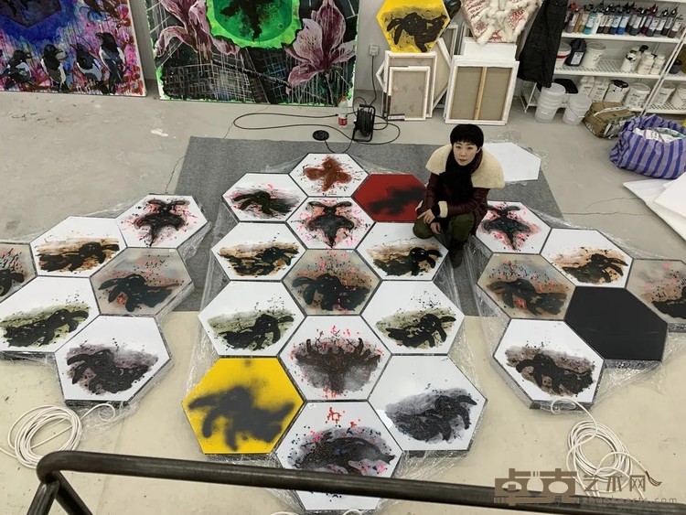 《有菌观察室》 陈曦 300x500cm 2019年 绘画声光装置（亚克力板+LED灯线+绘画+音频+变频器）