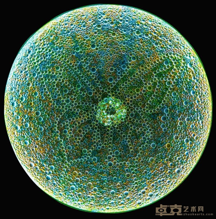 《大悲咒-蝶变1》 王艾 直径100cm 2020年 亚克力 、玻璃球、水晶树脂