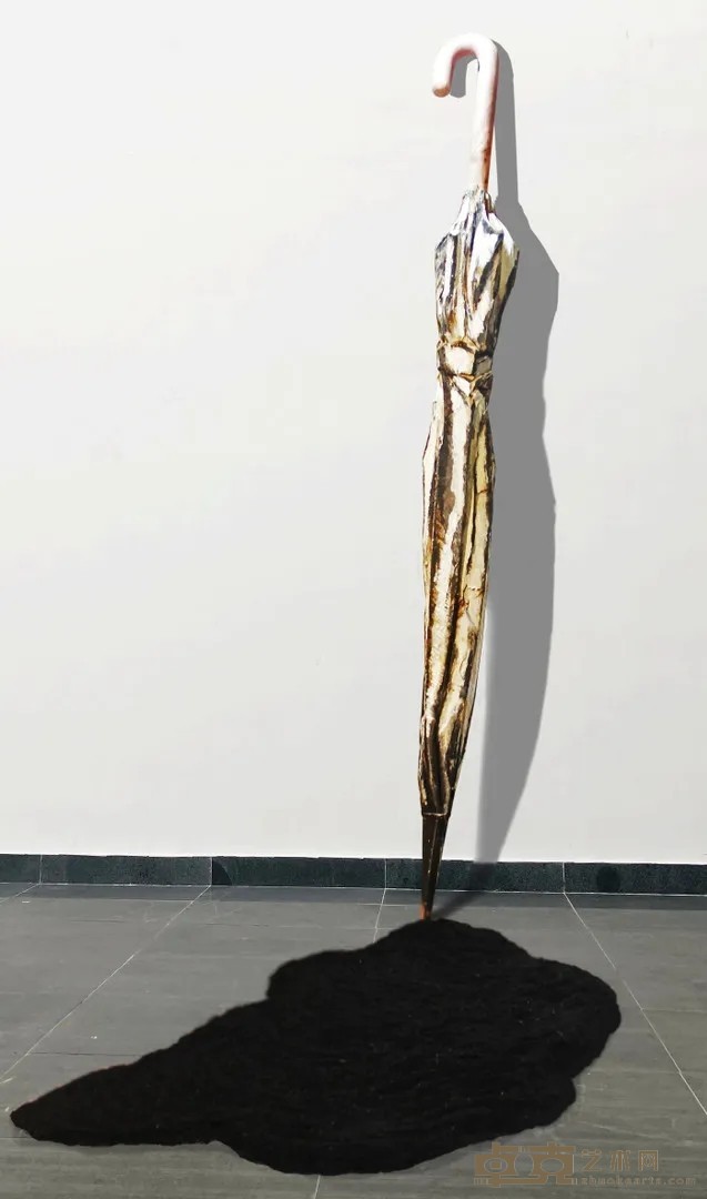 《伞》 吕学晶 110x90x200cm 2021年 木雕