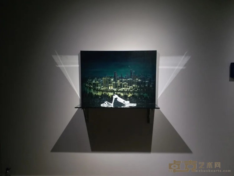 《关于陌生城市的夜》 杨雪勇 100x80x40cm 2020年 绘画装置