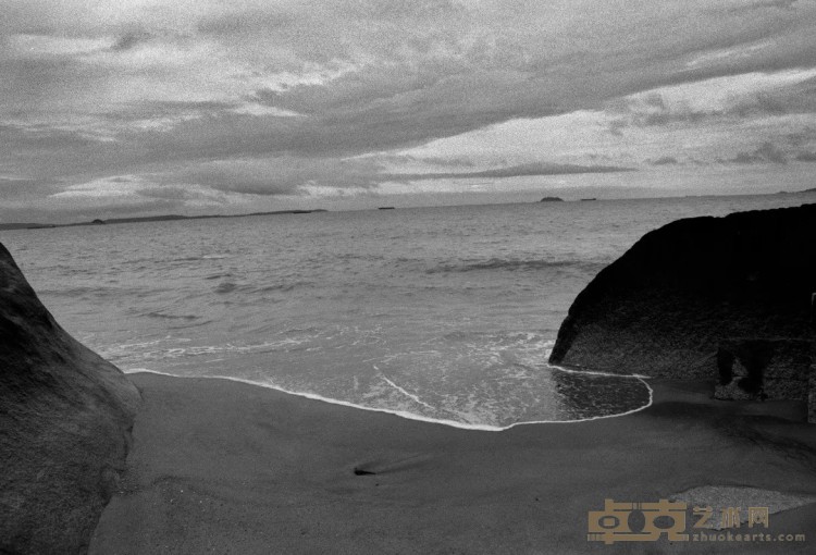 《无名海滩21号》 汤南南 53x36cm 2011年 黑白胶片