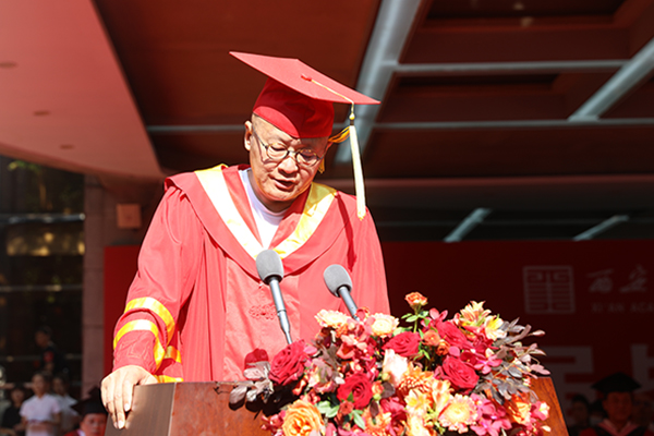 02副院長姜怡翔宣讀西安美術學院2021屆獲得藝術學博士學位名單