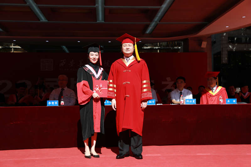 07朱尽晖为获得艺术学博士学位毕业生颁发证书