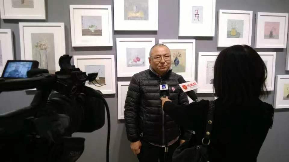 “花看半开”个展开幕嘉宾艺术家王强接受媒体采访