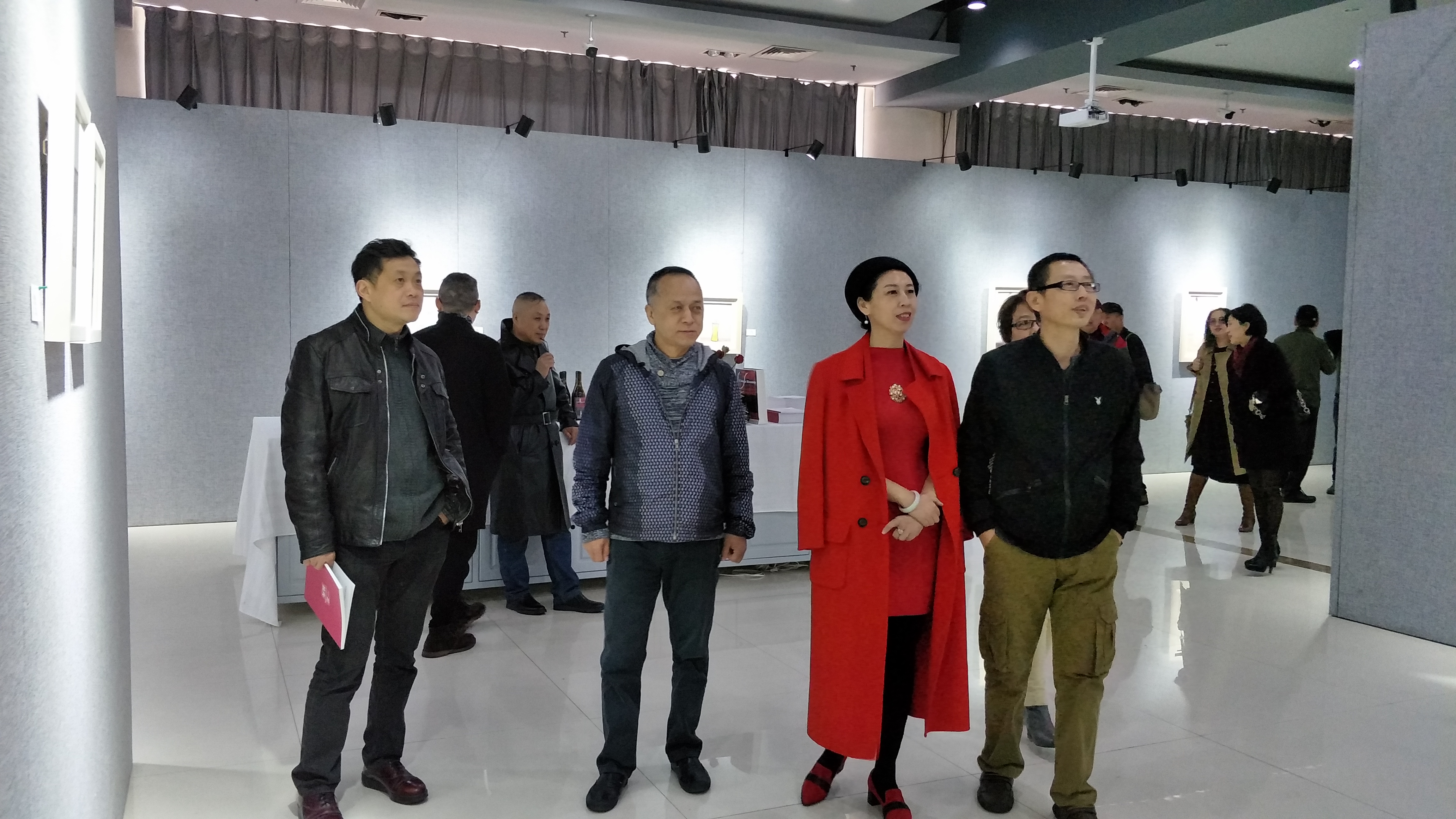 “一花独秀“个展与开幕嘉宾艺术家祁志龙、沈敬东、学术主持江铭在一起