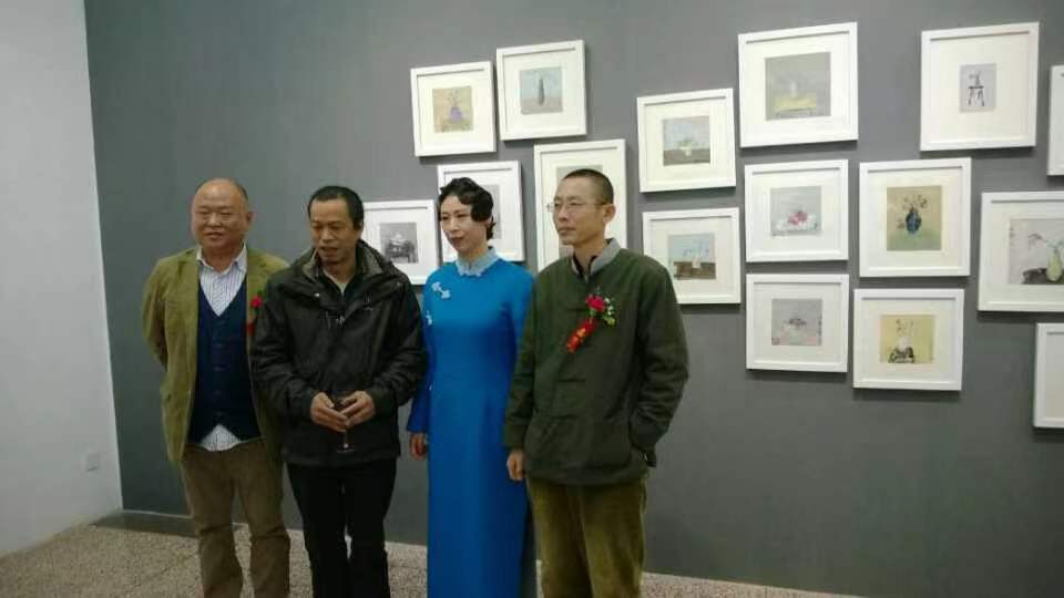“花看半开”个展与嘉宾艺术家何云昌、宋鸿钧、学术主持江铭在一起