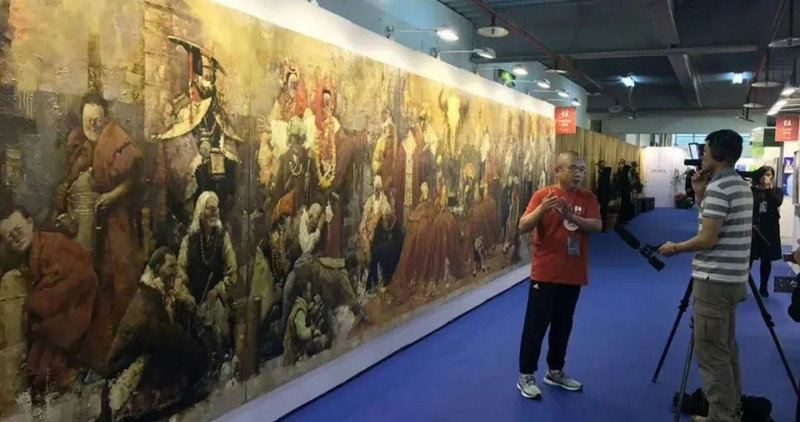 巨幅油画《圣域图腾》在中国台北展出接受媒体采访_副本