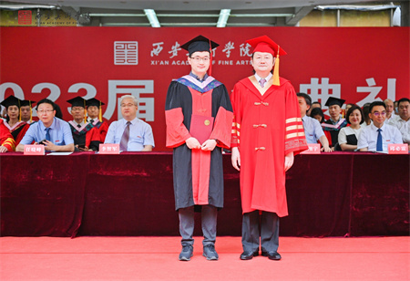 10院长朱尽晖为获得艺术学博士学位的毕业生拨穗正冠并颁发证书