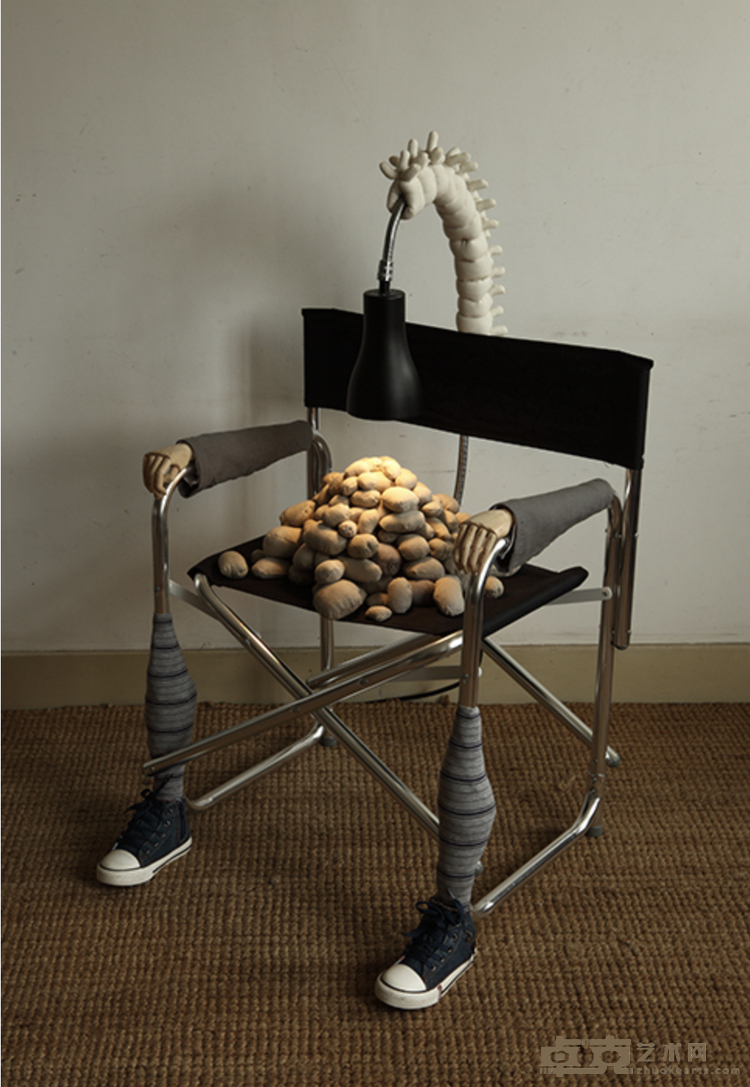 计文于_朱卫兵JI Wenyu_ZHU Weibing_一堆A Pile 62x70x108cm 布，填充棉，木制模型手，电线，钢管折叠椅，水管，鞋子 2020.jpg	 排序 0
