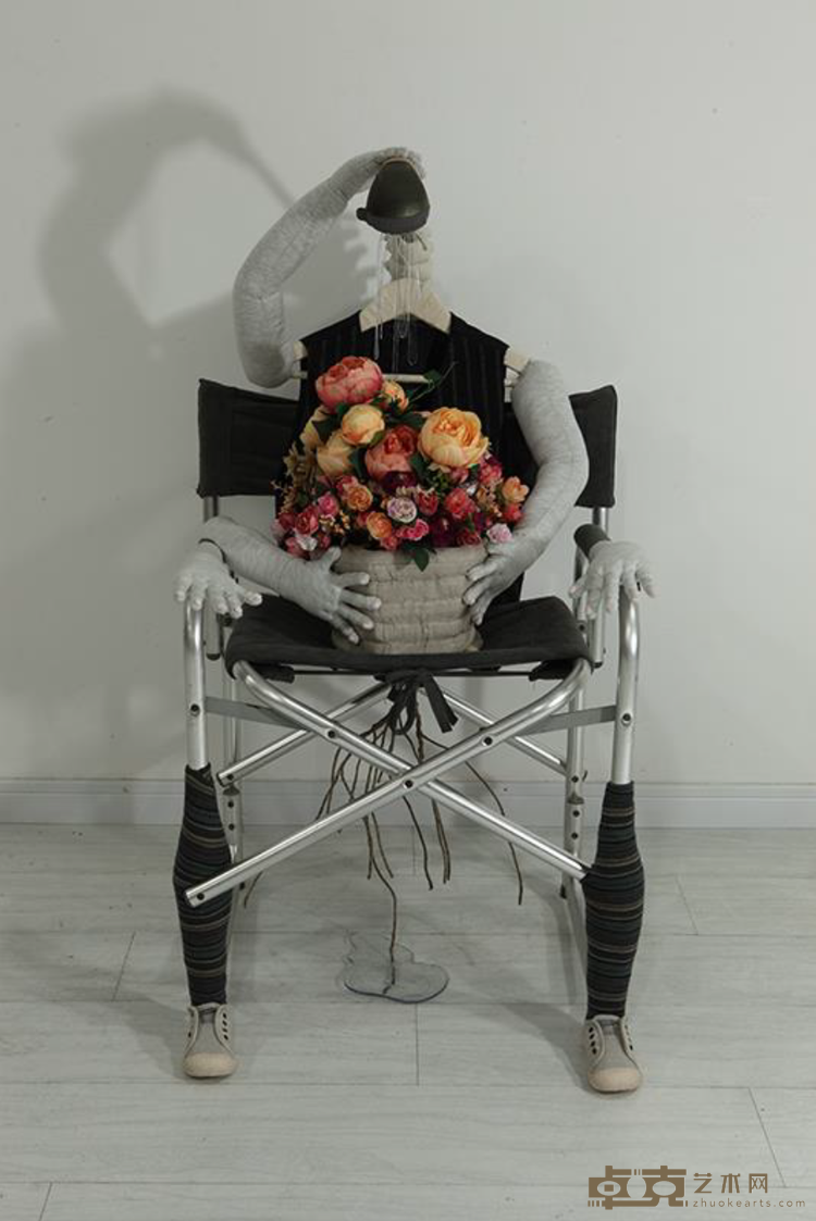 计文于_朱卫兵JI Wenyu_ZHU Weibing_园丁的花朵Gardener’s Flower 63x58x110cm 布，填充棉，钢管椅子，软水管龙头，木，软玻璃 ，铁丝 2020.png