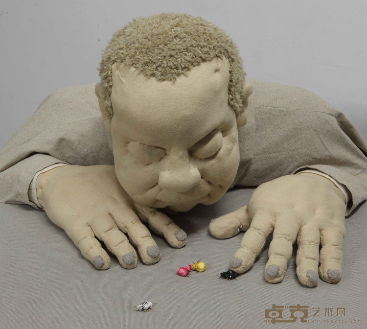计文于_朱卫兵JI Wenyu_ZHU Weibing_玩弄于股掌之间 Manipulating Them at Will 68x60x117cm 布、填充棉、木 Cloth, Cotton, Wood 2012.jpeg